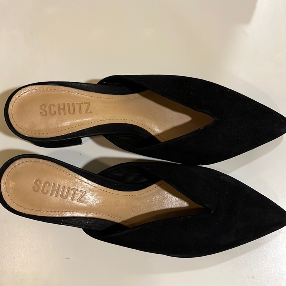 Shuts black close toe mule with block heal